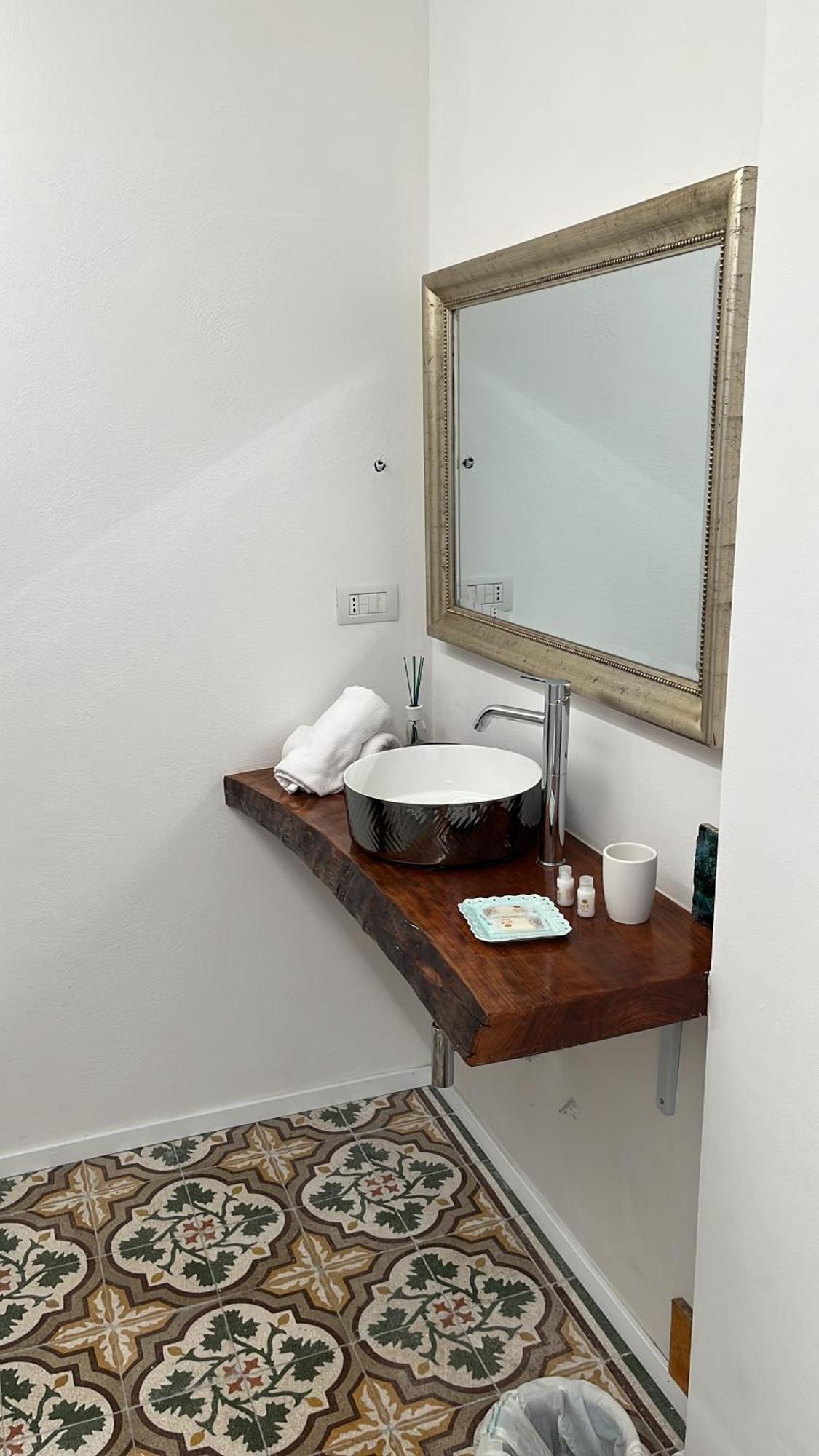 Rosarias Rooms Manfredonia Bagian luar foto